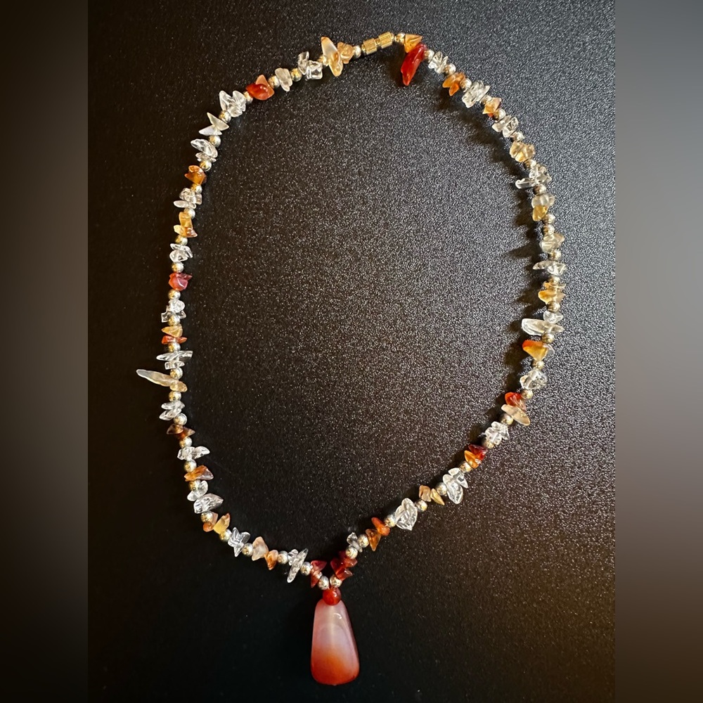 NWOT- women’s necklace